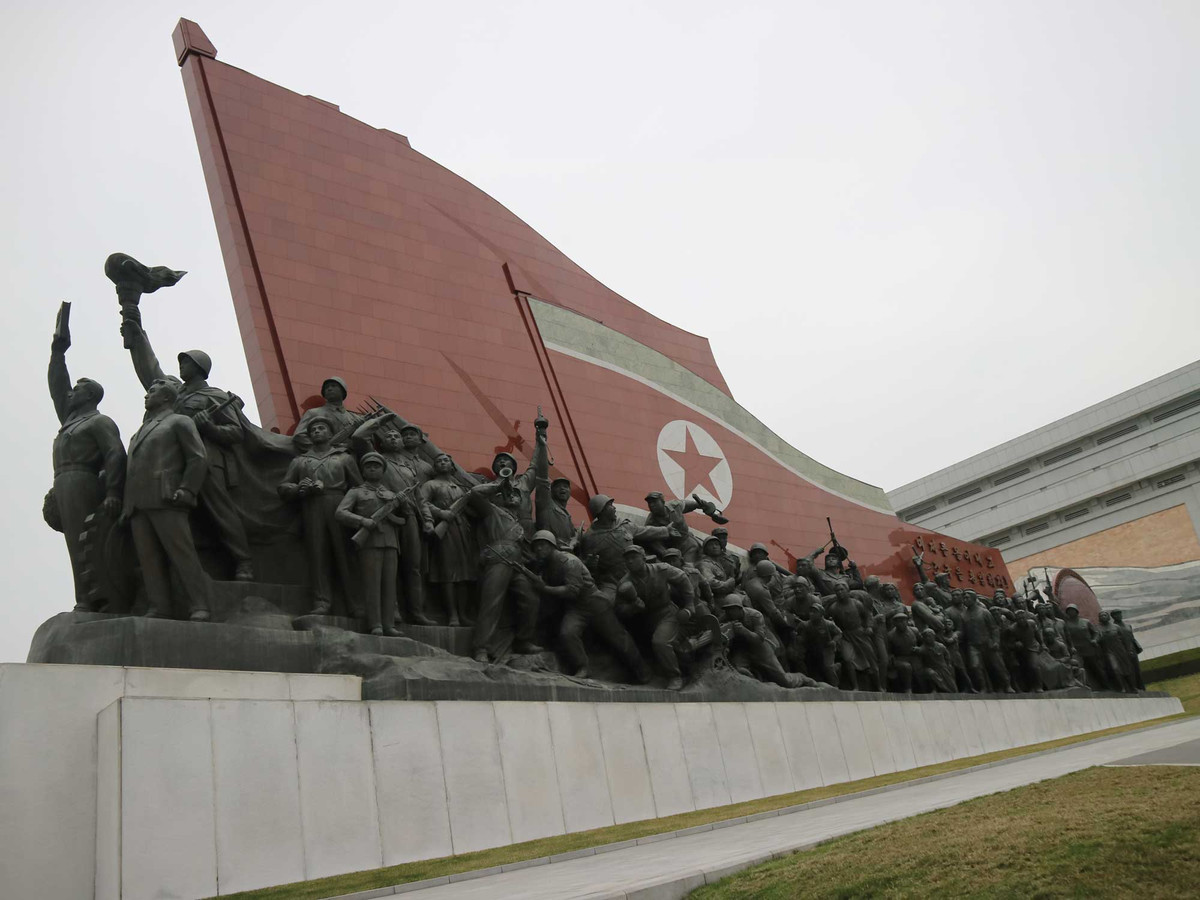 Đài tưởng niệm trên đồi Mansu.