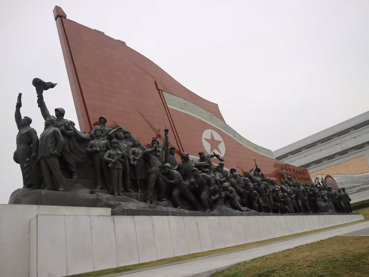 Đài tưởng niệm trên đồi Mansu.