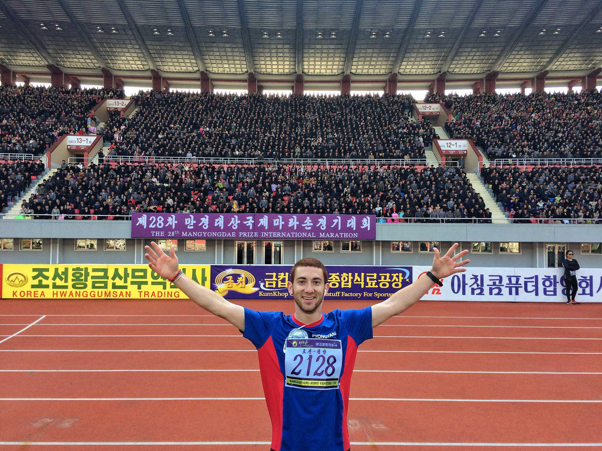 Drew Binsky tham gia Cuộc thi chạy Marathon ở Bình Nhưỡng.