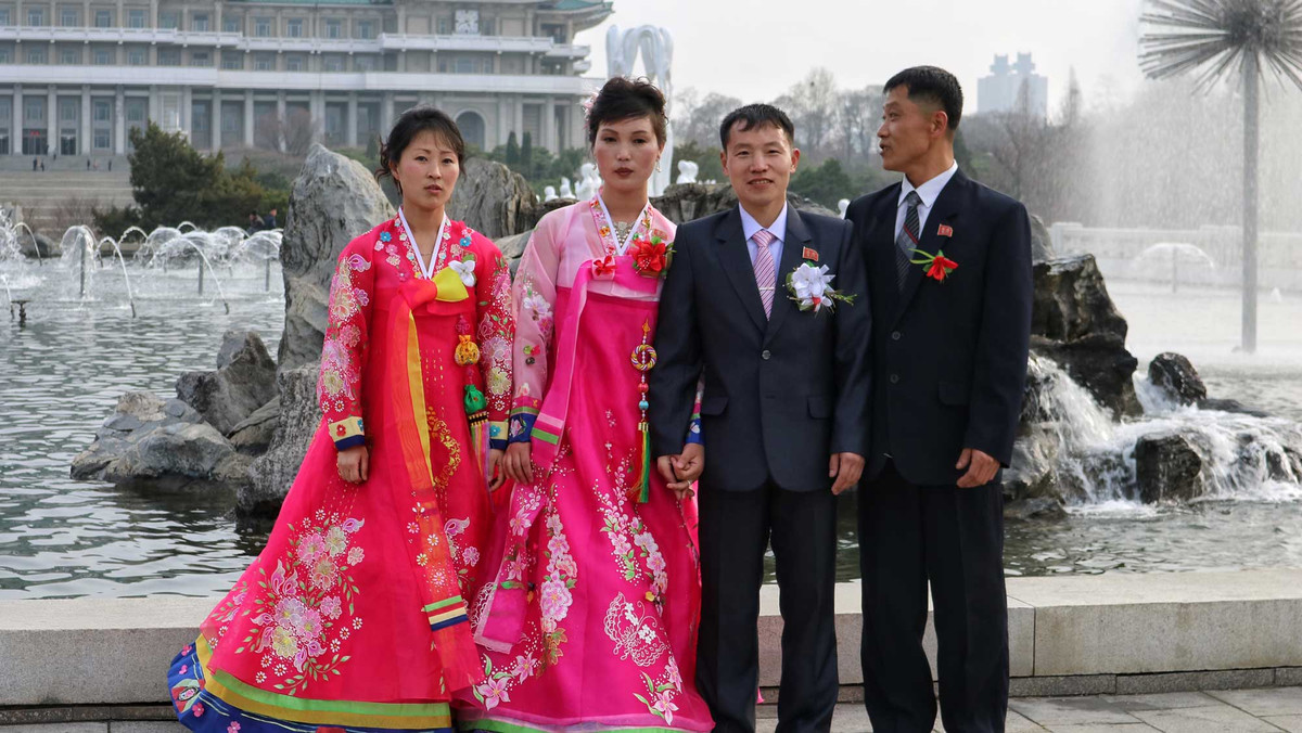 Trong lúc cùng các thành viên trong đoàn nghỉ chân tại một công viên ở Bình Nhưỡng, Drew Binsky chụp được tấm hình hai cặp đôi sắp cưới đi chụp ảnh cưới.