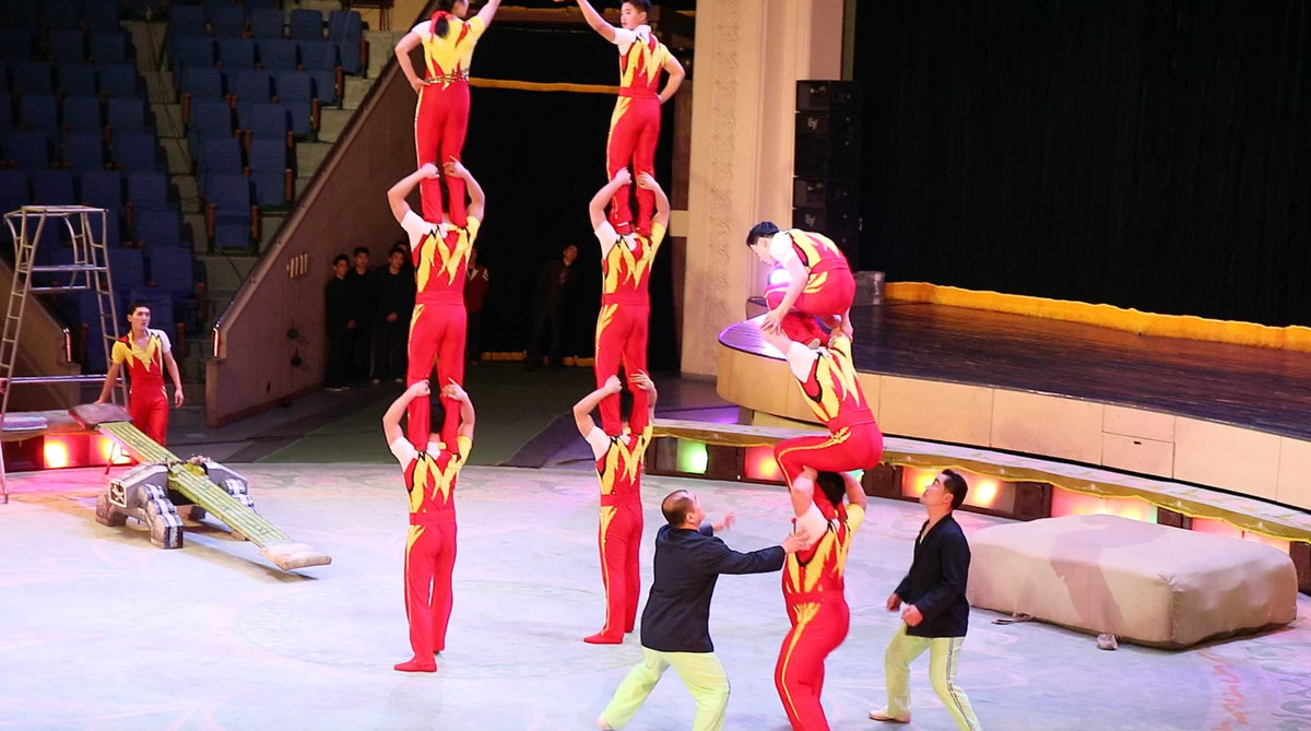 Anh còn cùng đoàn khách du lịch tới xem các tiết mục xiếc trong thời gian lưu tại đây.