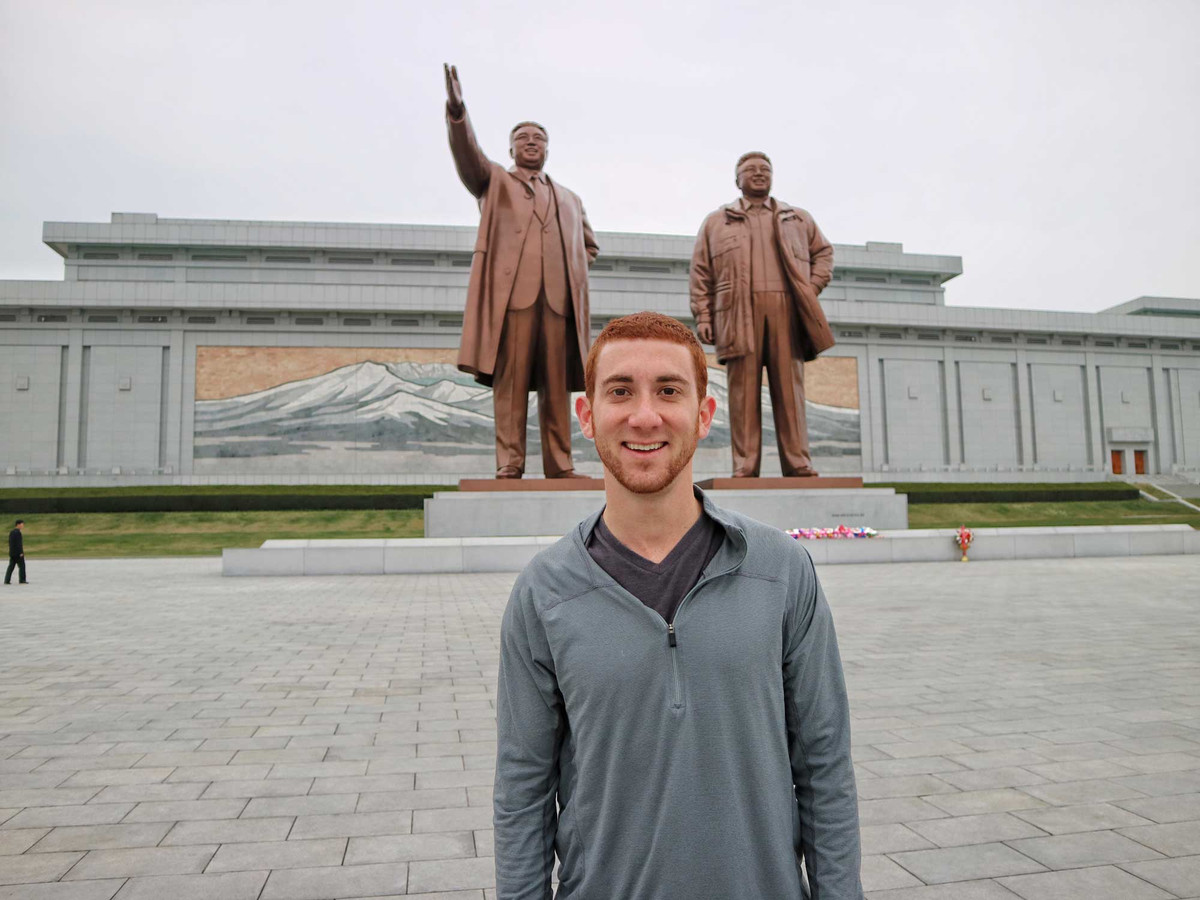 Drew đứng chụp ảnh tại Đài Tưởng niệm trên đồi Mansu.