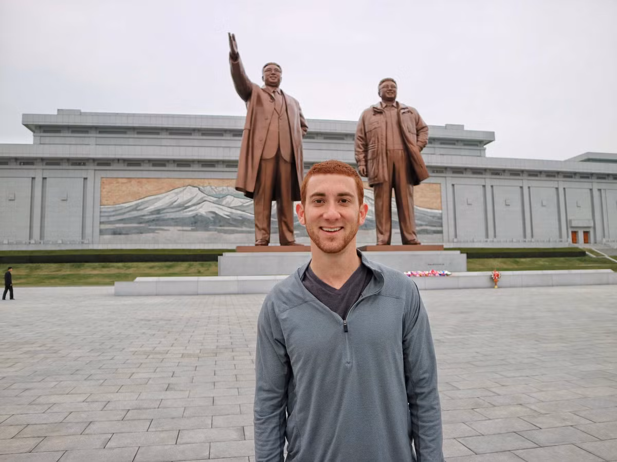 Drew đứng chụp ảnh tại Đài Tưởng niệm trên đồi Mansu.