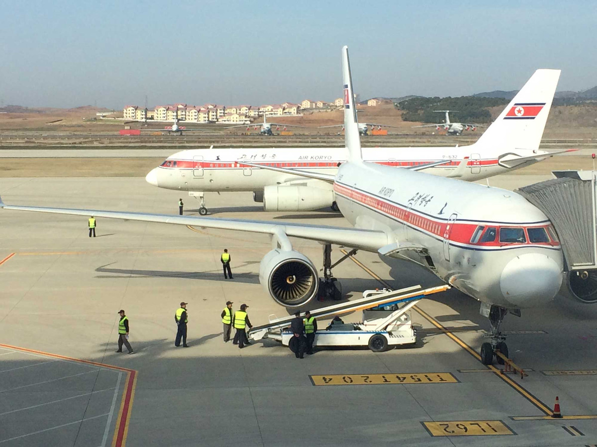 Hình ảnh sân bay, nơi phi cơ đưa đoàn khách du lịch nước ngoài tới Bình Nhưỡng dưới ống kính của Drew Binsky.