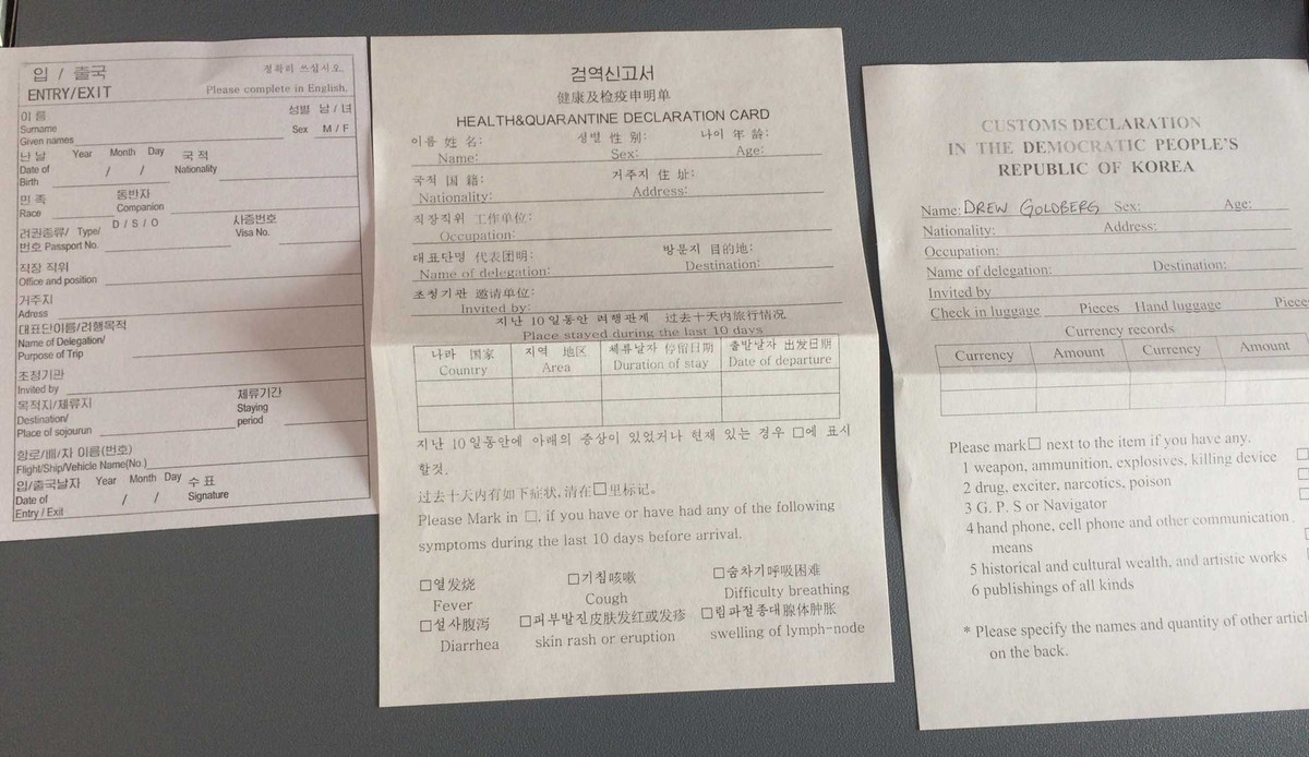 Đây là 3 tờ khai hải quan mà người nước ngoài phải viết tại sân bay trước khi chính thức đặt chân vào lãnh thổ Triều Tiên.