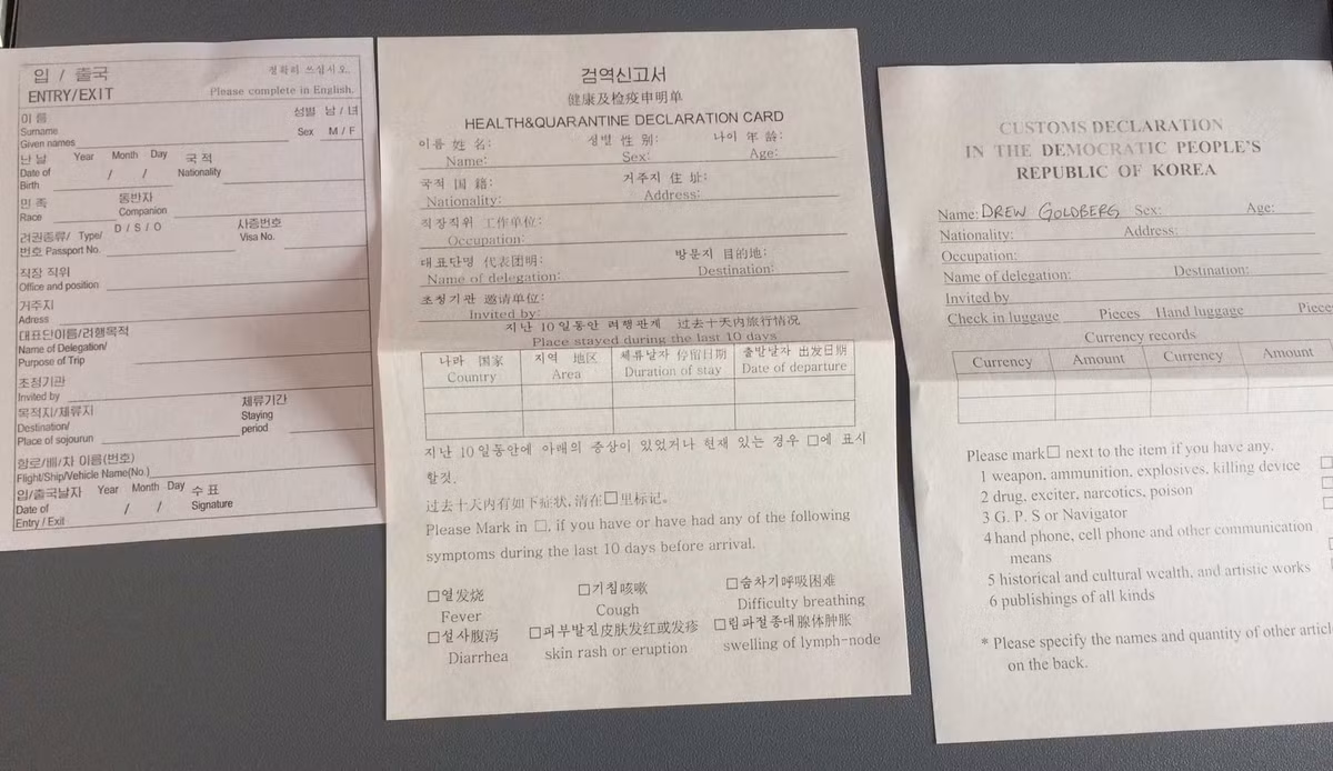 Đây là 3 tờ khai hải quan mà người nước ngoài phải viết tại sân bay trước khi chính thức đặt chân vào lãnh thổ Triều Tiên.