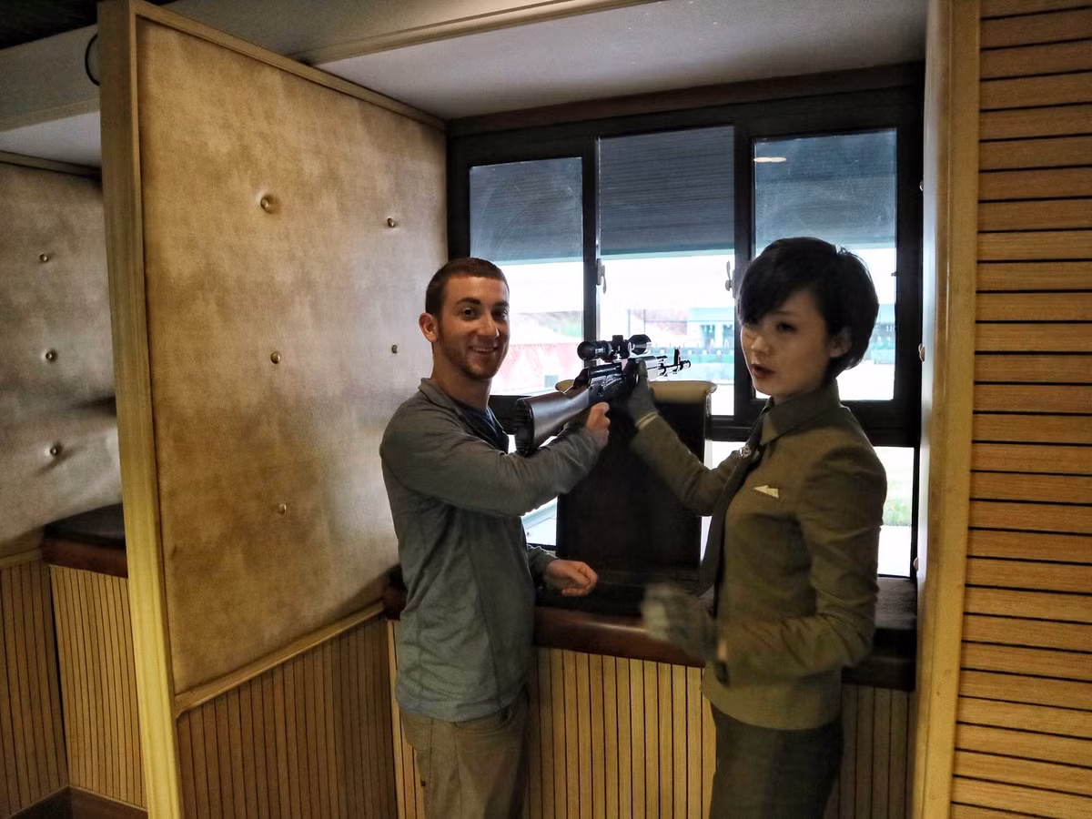 Anh cũng tới trường bắn trong thời gian ở Triều Tiên này.