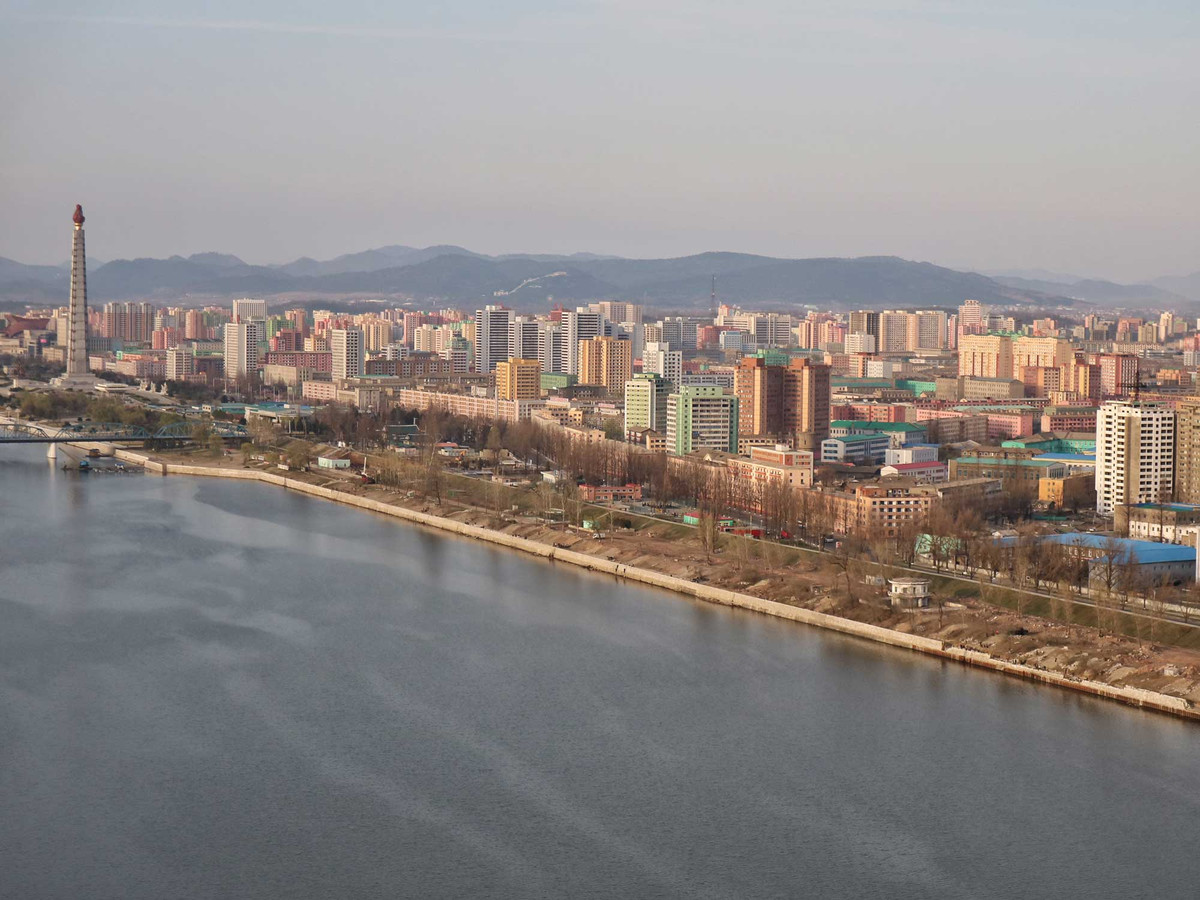 Các công trình, nhà cao tầng ở Thủ đô Bình Nhưỡng nhìn từ phía khách sạn mà Drew ở trong thời gian tới Triều Tiên.