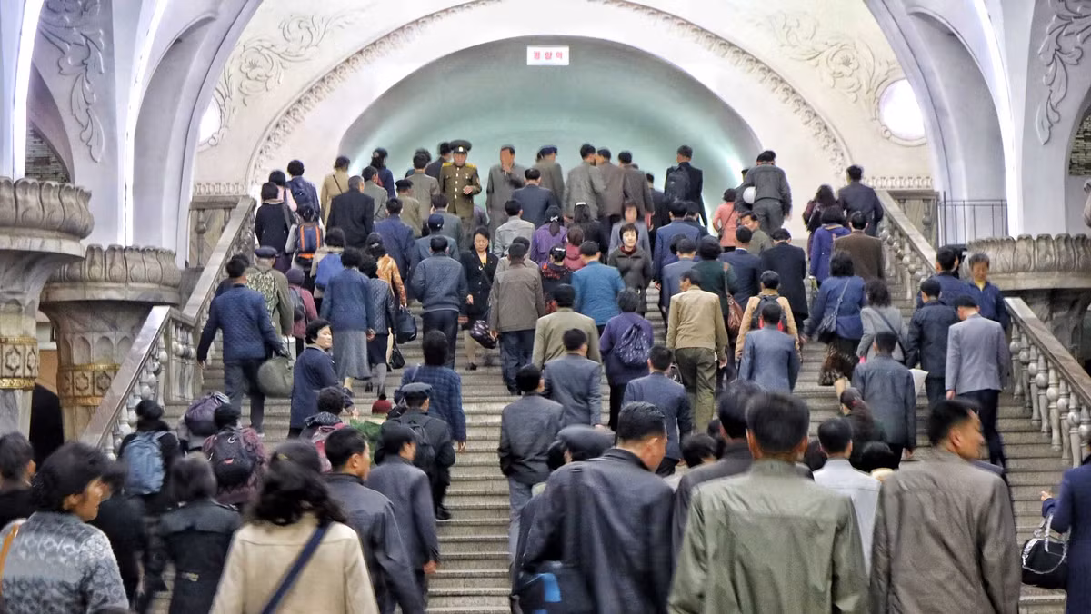 Dòng người đi lại trên bậc thang dẫn lên xuống tại một ga tàu điện ngầm ở Bình Nhưỡng.