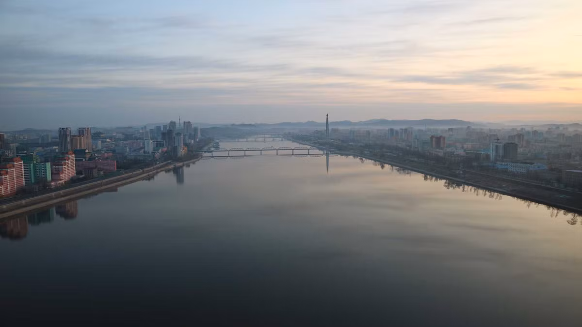 Cảnh thành phố Bình Nhưỡng nhìn từ khách sạn nằm ở phía sông Đại Đồng.