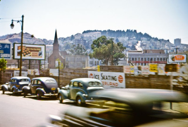 Các phương tiện giao thông qua lại trên đường phố ở San Francisco.