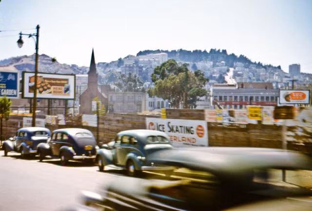 Các phương tiện giao thông qua lại trên đường phố ở San Francisco.