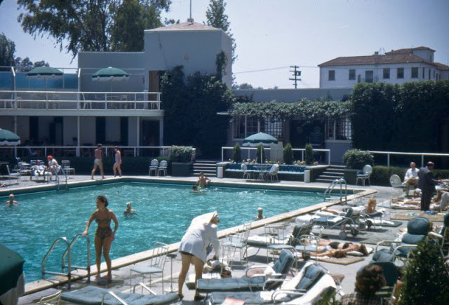 Một bể bơi ngoài trời ở California.