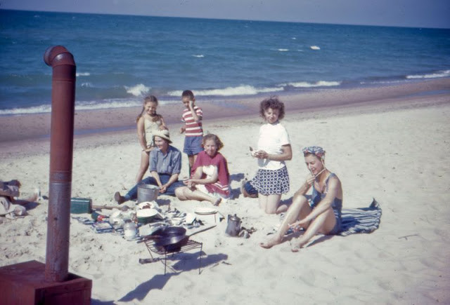 Người dân đi tắm biển và ăn uống bên bờ biển ở Catalina Island.