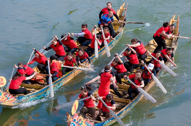 Những pha rượt đuổi gay cấn của các tay chèo nữ tại hội đua thuyền trong chuỗi hoạt động lễ hội Hải Thượng Lãn Ông trên sông Ngàn Phố (Hà Tĩnh) khiến hàng nghìn khán giả “nghẹt thở”.