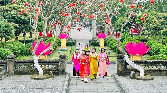 Không chỉ làm phong phú thêm đời sống văn hóa của người dân Hương Sơn, lễ hội Hải Thượng Lãn Ông ngày càng lan tỏa đến du khách gần xa. Đặc biệt, lễ hội gắn liền với ngày giỗ Đại danh y là lúc những người làm nghề y từ khắp mọi miền đất nước hội tụ về để bày tỏ lòng tri ân cũng như học tập những lời giáo huấn y đức của ông tổ ngành y dân tộc.