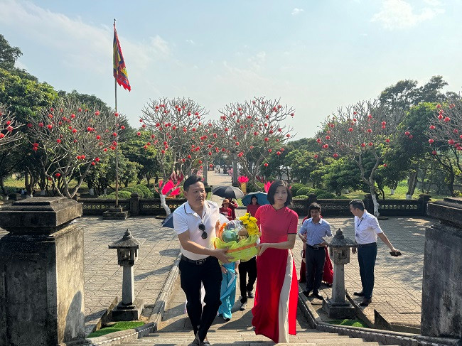 Lễ hội Hải Thượng Lãn Ông gắn với quần thể khu di tích về Đại danh y Lê Hữu Trác trải dài trong không gian 8 km, trên địa bàn 3 xã Sơn Trung (khu mộ và tượng đài), Quang Diệm (nhà thờ) và Sơn Giang (chùa Tượng Sơn) đã được xếp hạng di tích quốc gia năm 1990.