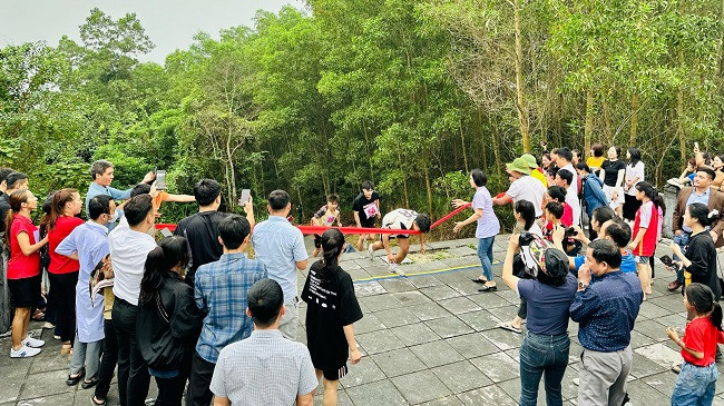 Trong không khí đầu năm mới, các vận động viên trong giải chạy đã thể hiện hết mình, phô ra những kỹ năng của bản thân để về đích dành chiến thắng.