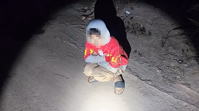 CSGT Nghe An giup do be trai bi lac luc nua dem