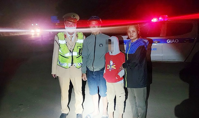 CSGT Nghệ An giúp đỡ bé trai bị lạc lúc nửa đêm - Hình 2 CSGT Nghe An giup do be trai bi lac luc nua dem-Hinh-2