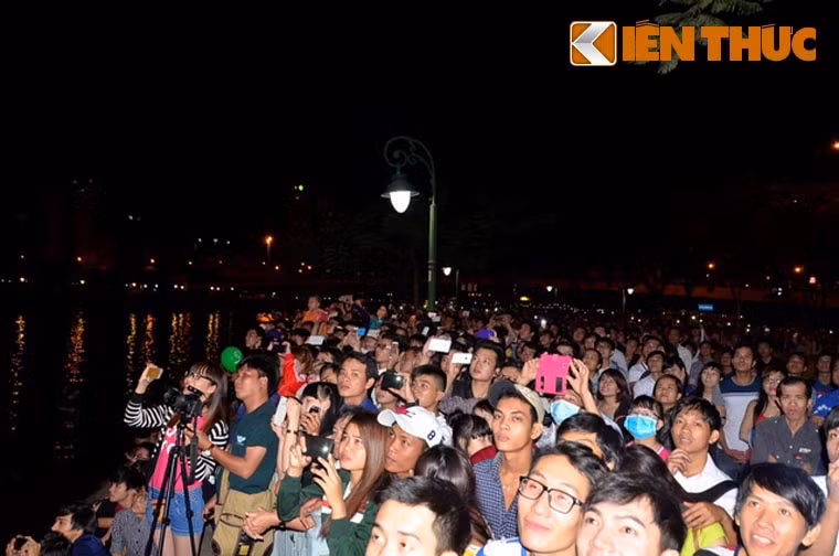 Người dân háo hức ngắm pháo hoa bên dòng sông Sài Gòn đêm giao thừa Tết dương lịch 2018.