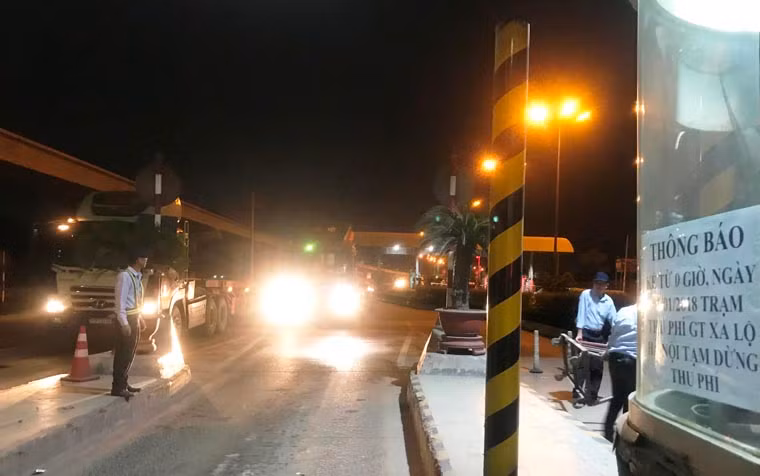 Công tác thu dọn để chuẩn bị cho việc tạm ngưng thu phí trên Xa lộ Hà Nội, thuộc địa bàn 2 quận 9, và Thủ Đức, TP.HCM.