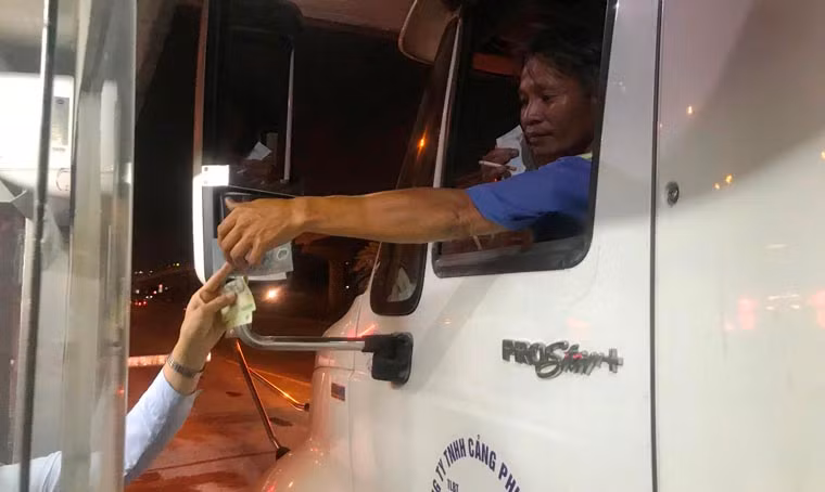 Đây là phương tiện cuối cùng trả phí khi lưu thông qua trạm thu phí Xa lộ Hà Nội lúc 23h57 ngày 31/12.