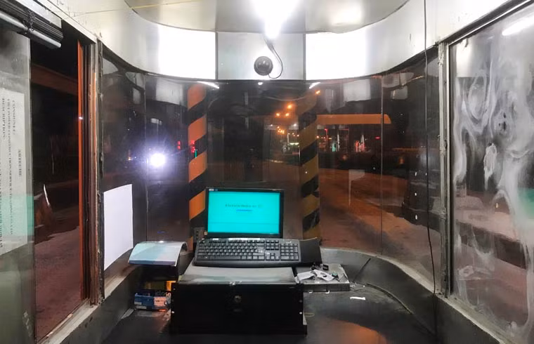 Nhân viên thu phí đã rời cabin...