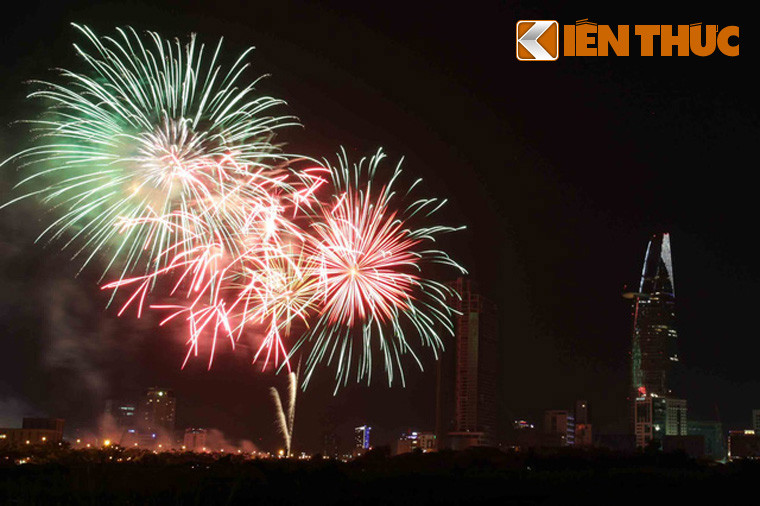 Lúc 21h tối nay 30/4, TP HCM sẽ tổ chức bắn pháo hoa tầm cao tại nốc hầm Thủ Thiêm (phía bờ quận 2) và pháo hoa tầm thấp tại Công viên Văn hóa Đầm Sen (quận 11) để mừng kỷ niệm ngày chiến thắng 30/4 lịch sử.