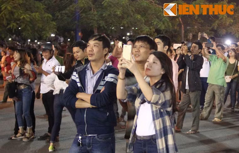 Mỗi đợt pháo hoa được bắn lên là những tiếng vỗ tay vang vội tán thưởng không ngớt. Nhiều người dân tranh thủ ghi lại khoảnh khắc tuyệt đẹp này. 