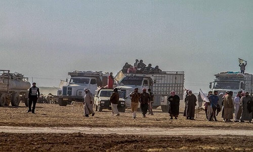 Những chiếc xe liên tục chở các gia đình Iraq từng phải sơ tán trong chiến tranh trở về nhà.