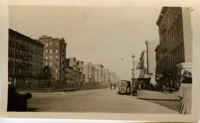 Những tòa nhà cao tầng san sát nhau hai bên đường ở đại lộ Park, thành phố New York, năm 1919.