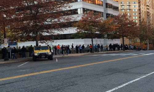 Hình ảnh cử tri xếp hàng chờ bỏ phiếu bầu tổng thống.