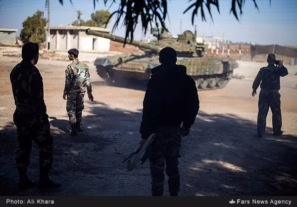 Các binh sĩ Syria tuần tra trên đường phố Daraa sau khi đánh bật các tay súng khủng bố ra khỏi khu vực. Nguồn ảnh: Fars News Agency.