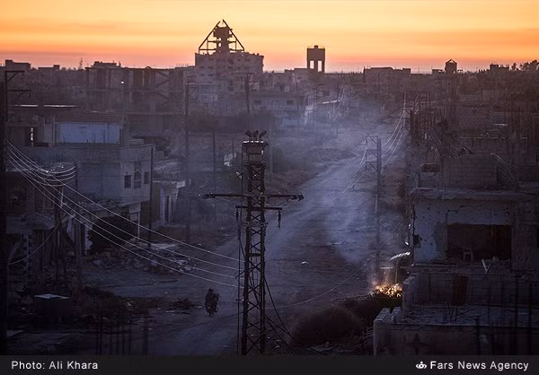 Một đám cháy âm ỉ gần ngôi nhà đổ nát ở Daraa.