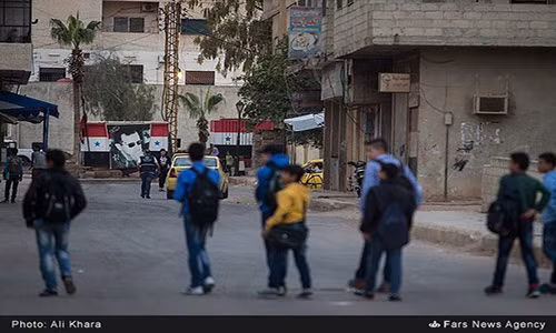 Các em nhỏ trên đường tới trường học.