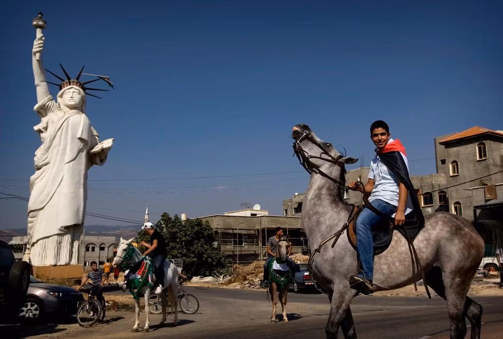 Một ngôi làng nhỏ của người Ả Rập ở Israel cũng đặt một bức tượng Nữ thần Tự do ở ngay cổng chào. Bức tượng được đánh giá là trắng hơn và to hơn với bản gốc. Tượng nữ thần này được làm bằng đá và nguồn gốc của nó vẫn còn là điều bí ẩn với người dân địa phương. Ảnh: AP