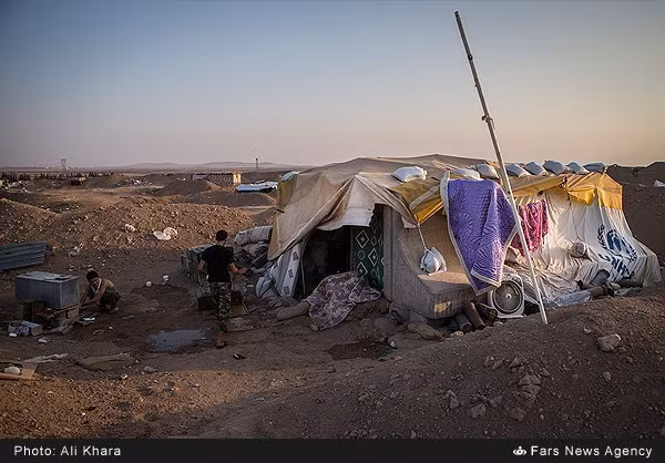 Nơi ở tạm bợ của các binh sĩ Syria ngay trên chiến trường. (Nguồn ảnh: Fars News).