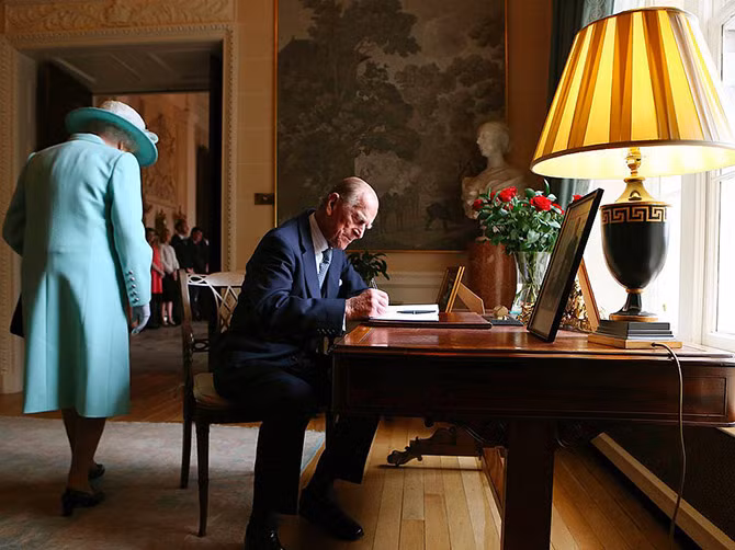 Lâu đài Hillsborough đã được mở cửa cho công chúng tham quan. Được biết, cửa sổ của lâu đài này có khả năng chống đạn.