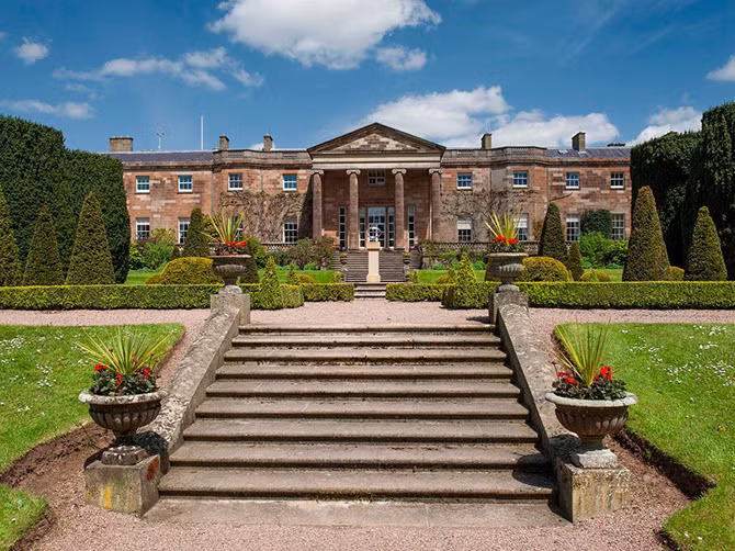 Lâu đài Hillsborough là nơi ở chính thức của Nữ hoàng Elizabeth II tại Bắc Ireland.