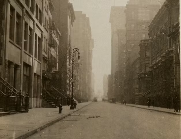 Một con đường lúc vắng bóng người qua lại ở New York năm 1919.