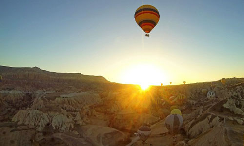 Tổ chức đám cưới trên khinh khí cầu sẽ giúp các cặp cô dâu chú rể được ngắm nhìn khung cảnh thiên nhiên tuyệt đẹp từ trên cao.