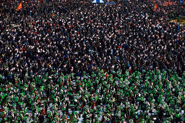 Đông đảo người dân tập trung trên một con phố lớn ở thủ đô Seoul hôm 12/11.