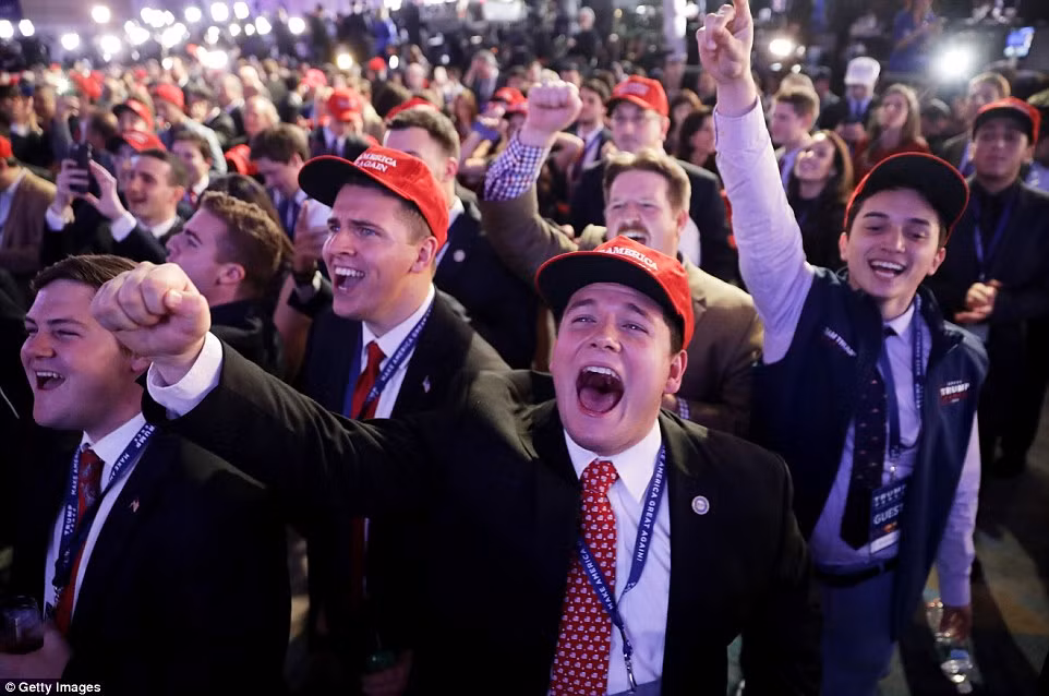 Được biết, địa điểm tổ chức tiệc của ông Trump chỉ cách địa điểm mà cựu Ngoại trưởng Mỹ Clinton dự định tổ chức tại Trung tâm hội nghị Javits sau khi cuộc bầu cử kết thúc khoảng gần 2 km. Ảnh: Những người ủng hộ tỷ phú Donald Trump. (Nguồn Getty Images).