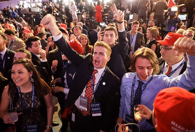 Những người ủng hộ ông Trump reo hò tại khách sạn Hilton Midtown ở New York tối 8/11 (giờ địa phương). Ảnh: Getty.