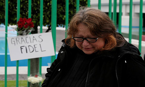 Người phụ nữ đau lòng trước sự ra đi của lãnh tụ Cuba Fidel Castro hôm 26/11.