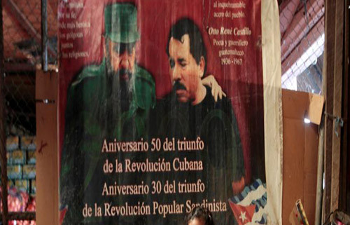 Bức hình lãnh tụ Fidel Castro chụp cùng Tổng thống Nicaragua Daniel Ortega được treo trong một khu chợ ở Managua, Nicaragua, ngày 27/11.