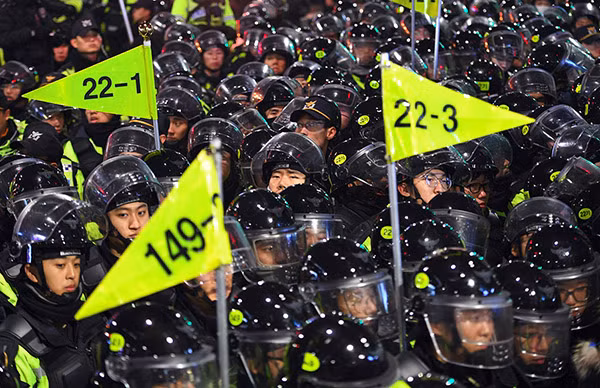 Cảnh sát chống bạo động Hàn Quốc được triển khai để trấn áp người biểu tình hôm 26/11.