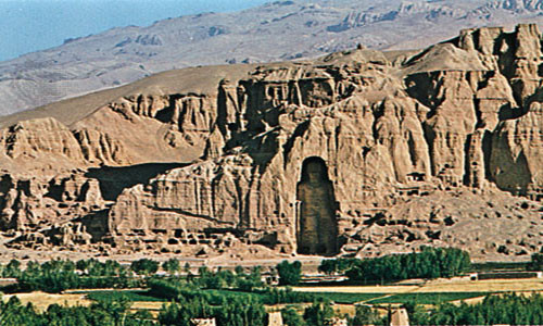 Bamiyan nổi tiếng với các bức tượng Phật khổng lồ đã được chạm khắc vào núi đá gần 1.000 năm trước. Ảnh: Britannica.