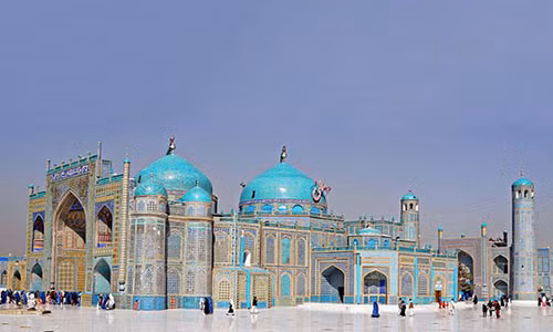 Nhà thờ Hồi giáo màu xanh đầy ấn tượng ở thành phố Mazar-i-Sharif, miền bắc Afghanistan. Ảnh: Telegraph.